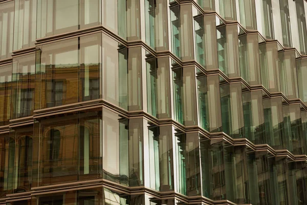 Modern Glasbyggnad Med Spegling Den Gamla Byggnaden — Stockfoto
