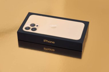 Turku, Finlandiya - 26 Eylül 2021: Yeni iPhone 13 'ün kutusu maksimum altın