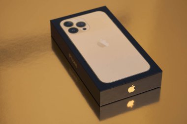 Turku, Finlandiya - 26 Eylül 2021: Yeni iPhone 13 'ün kutusu maksimum altın