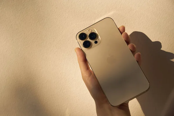 Turku, Finlandiya - 26 Eylül 2021: Yeni iPhone 13 bir elde maksimum altın