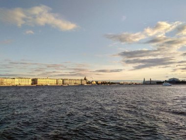 Avrupa 'nın derin ormanları, nehir ve göl.