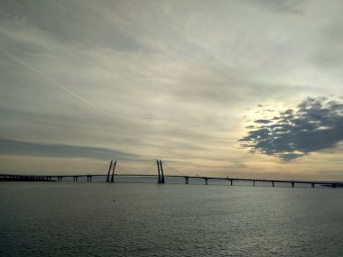 Avrupa 'nın derin ormanları, nehir ve göl.