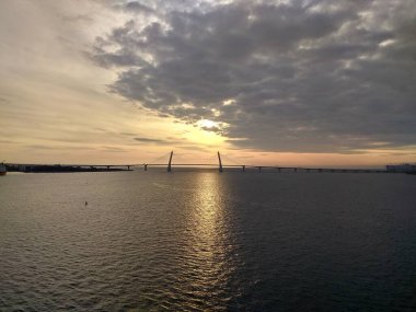 Avrupa 'nın derin ormanları, nehir ve göl.