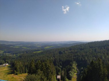 Avrupa 'nın derin ormanları, nehir ve göl.