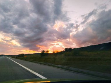 Avrupa 'nın derin ormanları, nehir ve göl.