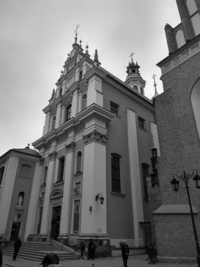 Kaya ve sütun kilisesi ışığın birçok rengi olmadan bir hiçtir..