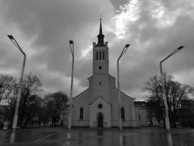 Kaya ve sütun kilisesi ışığın birçok rengi olmadan bir hiçtir..