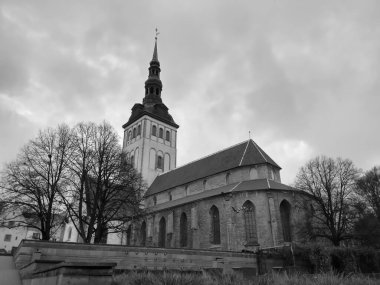 Kaya ve sütun kilisesi ışığın birçok rengi olmadan bir hiçtir..