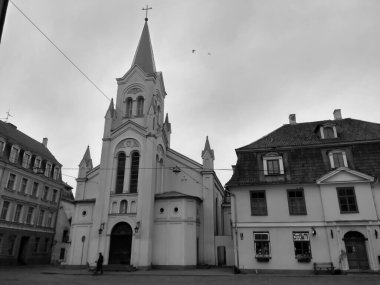 Kaya ve sütun kilisesi ışığın birçok rengi olmadan bir hiçtir..