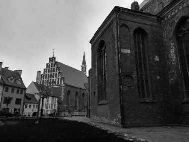 Kaya ve sütun kilisesi ışığın birçok rengi olmadan bir hiçtir..