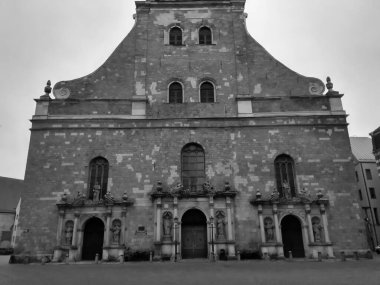 Kaya ve sütun kilisesi ışığın birçok rengi olmadan bir hiçtir..