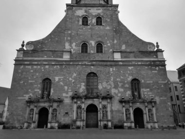 Kaya ve sütun kilisesi ışığın birçok rengi olmadan bir hiçtir..