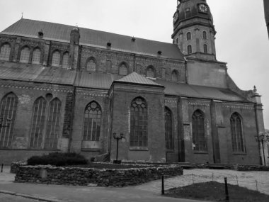 Kaya ve sütun kilisesi ışığın birçok rengi olmadan bir hiçtir..