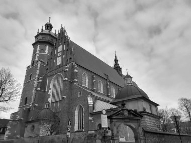 Kaya ve sütun kilisesi ışığın birçok rengi olmadan bir hiçtir..