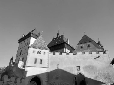 Kaya ve sütun kilisesi ışığın birçok rengi olmadan bir hiçtir..