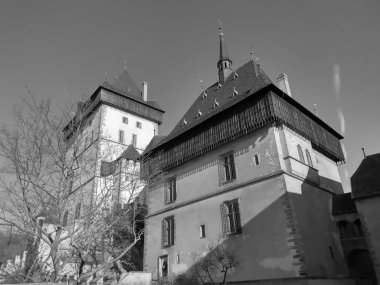 Kaya ve sütun kilisesi ışığın birçok rengi olmadan bir hiçtir..