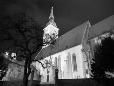 Kaya ve sütun kilisesi ışığın birçok rengi olmadan bir hiçtir..