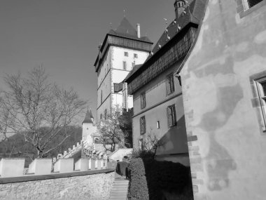 Kaya ve sütun kilisesi ışığın birçok rengi olmadan bir hiçtir..