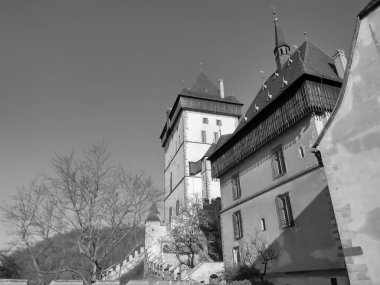 Kaya ve sütun kilisesi ışığın birçok rengi olmadan bir hiçtir..