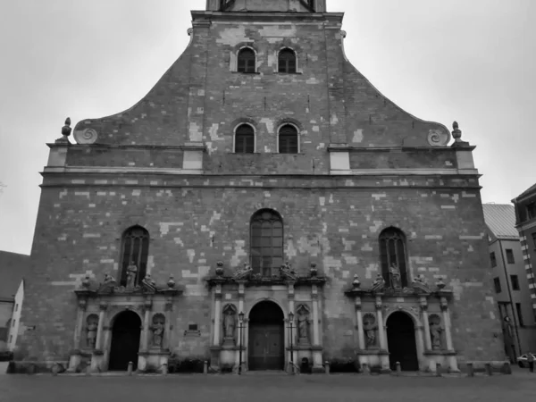 Kaya ve sütun kilisesi ışığın birçok rengi olmadan bir hiçtir..