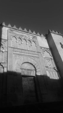 Kaya ve sütun kilisesi ışığın birçok rengi olmadan bir hiçtir..