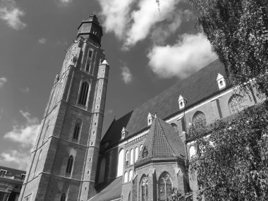 Kaya ve sütun kilisesi ışığın birçok rengi olmadan bir hiçtir..