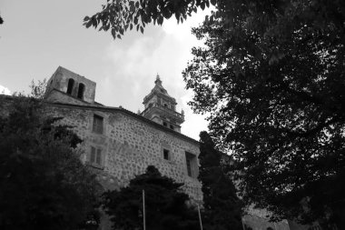 Kaya ve sütun kilisesi ışığın birçok rengi olmadan bir hiçtir..