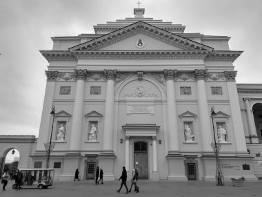 Kaya ve sütun kilisesi ışığın birçok rengi olmadan bir hiçtir..