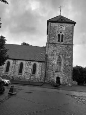 Kaya ve sütun kilisesi ışığın birçok rengi olmadan bir hiçtir..