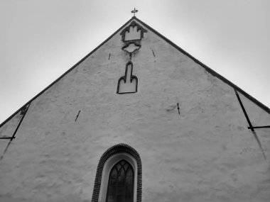 Kaya ve sütun kilisesi ışığın birçok rengi olmadan bir hiçtir..