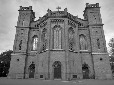 Kaya ve sütun kilisesi ışığın birçok rengi olmadan bir hiçtir..