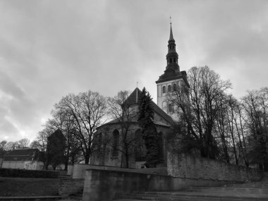 Kaya ve sütun kilisesi ışığın birçok rengi olmadan bir hiçtir..
