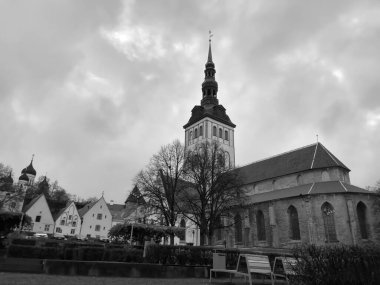 Kaya ve sütun kilisesi ışığın birçok rengi olmadan bir hiçtir..