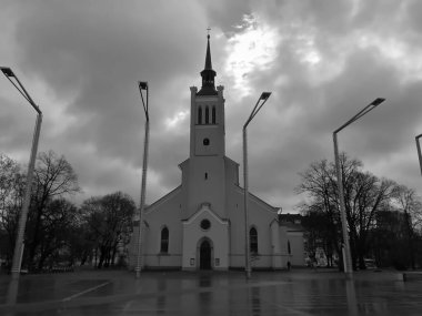 Kaya ve sütun kilisesi ışığın birçok rengi olmadan bir hiçtir..