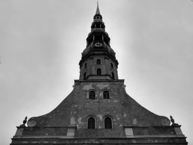 Kaya ve sütun kilisesi ışığın birçok rengi olmadan bir hiçtir..