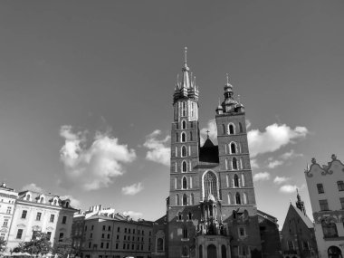 Kaya ve sütun kilisesi ışığın birçok rengi olmadan bir hiçtir..