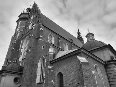 Kaya ve sütun kilisesi ışığın birçok rengi olmadan bir hiçtir..