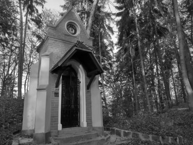 Kaya ve sütun kilisesi ışığın birçok rengi olmadan bir hiçtir..