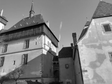 Kaya ve sütun kilisesi ışığın birçok rengi olmadan bir hiçtir..