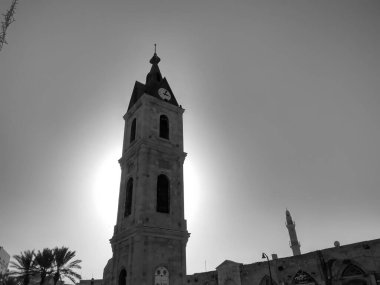 Kaya ve sütun kilisesi ışığın birçok rengi olmadan bir hiçtir..