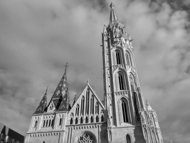 Kaya ve sütun kilisesi ışığın birçok rengi olmadan bir hiçtir..