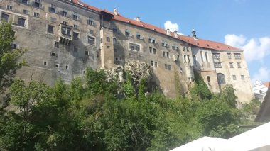 Kılıcın, yağmalama felsefesine sahip orduların olduğu o zamanlarda kale bizim sığınağımızdı, kozamızdı, kalemizdi. Birlikte yaşadığımız için. Bu şekilde hayatta kaldık, herkesin birbirine ihtiyacı vardı. Fletcher 'dan Fırıncı' ya kadar, biz 