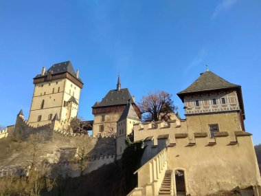 Kılıcın, yağmalama felsefesine sahip orduların olduğu o zamanlarda kale bizim sığınağımızdı, kozamızdı, kalemizdi. Birlikte yaşadığımız için. Bu şekilde hayatta kaldık, herkesin birbirine ihtiyacı vardı. Fletcher 'dan Fırıncı' ya kadar, biz 