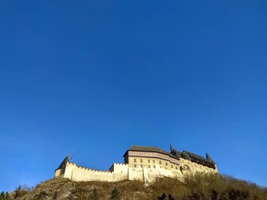 Kılıcın, yağmalama felsefesine sahip orduların olduğu o zamanlarda kale bizim sığınağımızdı, kozamızdı, kalemizdi. Birlikte yaşadığımız için. Bu şekilde hayatta kaldık, herkesin birbirine ihtiyacı vardı. Fletcher 'dan Fırıncı' ya kadar, biz 