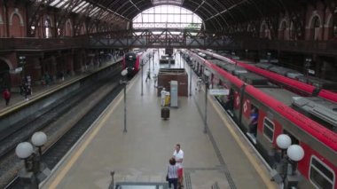 16 Kasım 2019 Cumartesi günü Brezilya 'nın So Paulo şehrinde 118 yaşında bir tren istasyonu olan Estao da Luz' a gidip gelen yolcuların saatleri 4K..