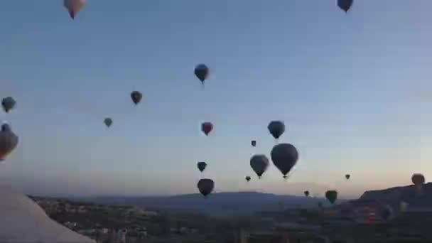 Uhd日の出中にトルコのカッパドキアの空を横断する熱気球のタイムラプス — ストック動画