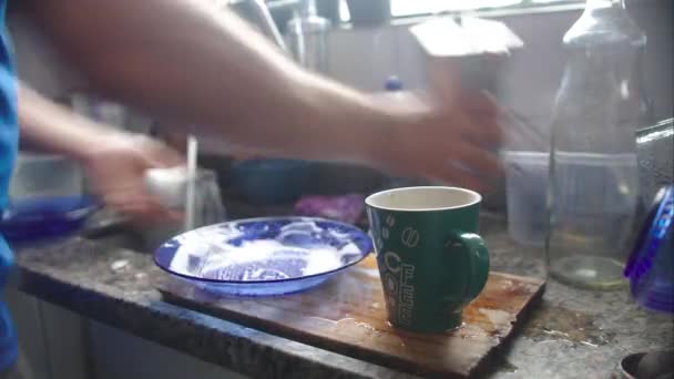 Ein Zeitraffer Eines Mannes Beim Geschirrspülen Seiner Küche — Stockvideo