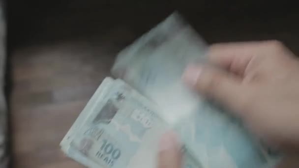一个男人拿着和数着巴西皇家银行钞票的近照 — 图库视频影像