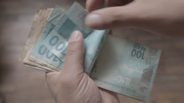 Primer Plano Hombre Sosteniendo Contando Billetes Dinero Del Real Brasileño — Vídeo de stock