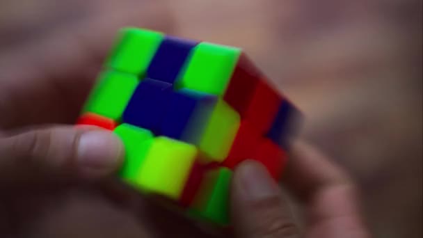 Largo Lapso Tiempo Exposición Hombre Resolviendo Cubo Rubiks — Vídeos de Stock
